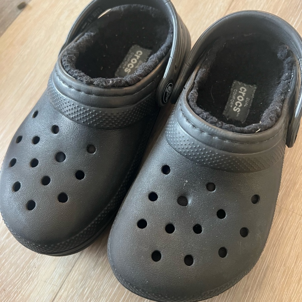 CROCS Kids Black Fuzzy Lined Slippers